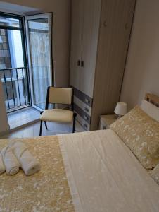 une chambre avec un lit, une chaise et une fenêtre dans l'établissement La Dimora di Dora, à Naples