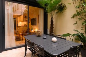 - une table et des chaises noires dans la chambre dans l'établissement Magnifique appartement au centre-ville de Nice, à Nice