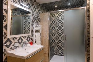 une salle de bain avec un lavabo et une douche dans l'établissement Magnifique appartement au centre-ville de Nice, à Nice 44 autres photos