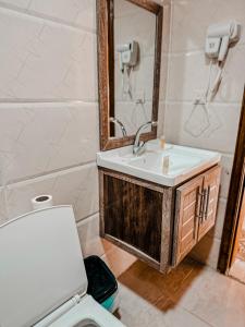 ワディ・ラムにあるRUM YANAL lUXURY CAMPの洗面台、トイレ、鏡のあるバスルーム +36枚の写真