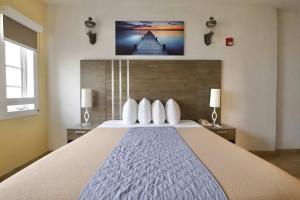 Un dormitorio con una cama grande con dos lámparas. en South of Fifth Family & Pet-Friendly Retreat Across from Best Beach in Miami, en Miami Beach