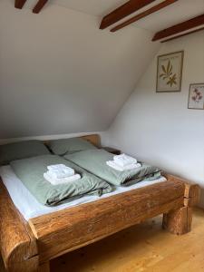 Un pat sau paturi într-o cameră la Dům Na Vršku +67 fotografii