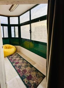 ein Zimmer mit einem Fenster und einem Teppich auf dem Boden in der Unterkunft Darya's Studios - Stylish &Comfy Apartments, New Cairo in Kairo + 107 Fotos