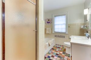 Vannituba majutusasutuses 3 Mi to Dtwn Gem with Patio and Fire Pit in New Haven