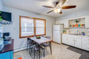 Η κουζίνα ή μικρή κουζίνα στο Elmwood Park 2 BR Condo Great for Kids