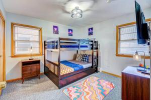 Ένα ή περισσότερα κρεβάτια σε δωμάτιο στο Elmwood Park 2 BR Condo Great for Kids