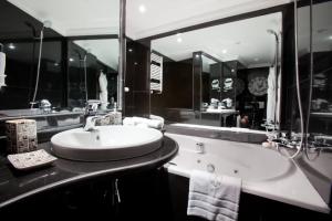 Salle de bains dans l'établissement Art Palace Suites & Spa