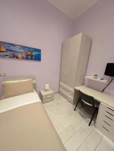 - une chambre avec un lit, un bureau et une armoire dans l'établissement La Dimora di Dora, à Naples 56 autres photos