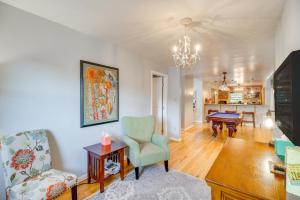 Ruang duduk di 1 Mi to Red Rock Canyon Old Downtown Loft