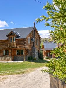 a log home with a gambrel roof at La Estancia in Trevelín