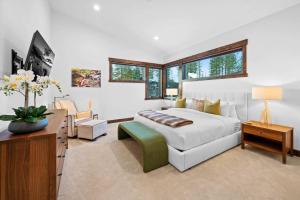 una camera da letto con un letto, una scrivania e una TV di Luxurious Truckee Rental Hot Tub and Valley Views a Truckee