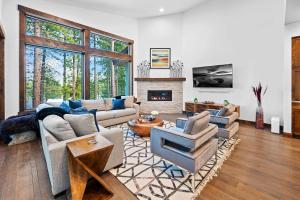 un soggiorno pieno di mobili e un camino di Luxurious Truckee Rental Hot Tub and Valley Views a Truckee