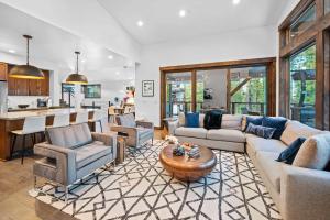 un soggiorno con divano e sedie e una cucina di Luxurious Truckee Rental Hot Tub and Valley Views a Truckee