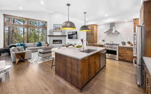 una cucina e un soggiorno con piano cottura e forno di Luxurious Truckee Rental Hot Tub and Valley Views a Truckee Altre 20 foto