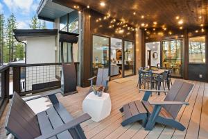 una casa con terrazza con sedie e tavolo di Luxurious Truckee Rental Hot Tub and Valley Views a Truckee