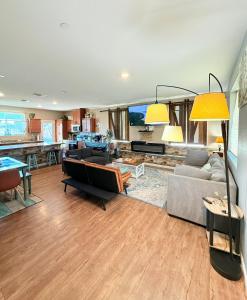 una sala de estar con un sofá y una mesa en #stayRioVista Farmhouse near river- Entire House with RV parking, en Rio Vista