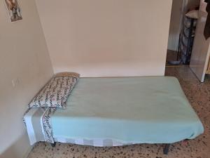 a bench sitting in a corner of a room at Habitación o piso entero dependiendo de la negociación in Mansilla de las Mulas