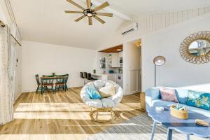 Χώρος καθιστικού στο Boat, Fish and Bike Oak Island Home with Large Yard