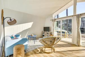 Μια τηλεόραση ή/και κέντρο ψυχαγωγίας στο Boat, Fish and Bike Oak Island Home with Large Yard