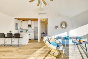 Η κουζίνα ή μικρή κουζίνα στο Boat, Fish and Bike Oak Island Home with Large Yard +17 φωτογραφίες