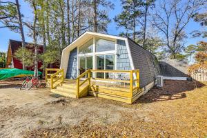 Φωτογραφία από το άλμπουμ του Boat, Fish and Bike Oak Island Home with Large Yard σε Oak Island