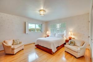リノにある3 Mi to Reno Riverwalk Quail Walk Custom Homeのベッドルーム1室(ベッド1台、椅子2脚付)
