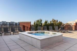 ウィチタにあるDrury Plaza Hotel Broadview Wichitaのホットタブ、パティオ(椅子付)