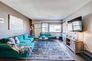 Posezení v ubytování Cabin Theme 2 BR Elmwood Park Condo