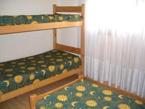 a bedroom with two bunk beds and a window at Duplex familiar 3 ambientes in San Bernardo