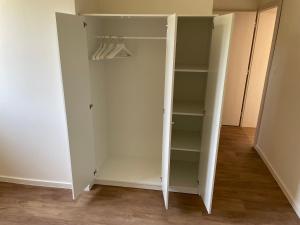 ein Schrank mit weißen Regalen in einem Zimmer in der Unterkunft Heliolit in Dudince