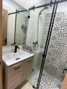 une salle de bain avec un lavabo et une douche dans l'établissement Blue Beach & Sunny Life in Skhirate, à Skhirat