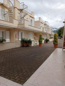 マリーナ・ディ・マッサにあるRta Azzurraの中庭の鉢植えのアパートメントビル