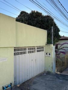 un edificio con due porte bianche in garage di Casa de Temporada em Diamantina 2 a Diamantina
