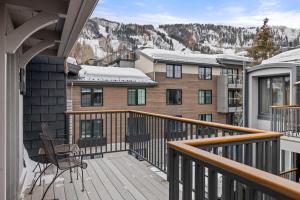 un balcón con vista a un edificio en Chateau Dumont Unit 21, Fully Renovated Top Floor Condo, Downtown Aspen, Panoramic Mountain Views, en Aspen