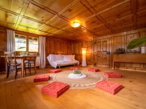 un soggiorno con un divano e un tavolo di Ferienhaus Rinderer a Sonntag
