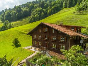 una casa su una collina con erba verde di Ferienhaus Rinderer a Sonntag Altre 25 foto