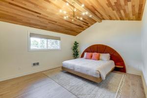 Katil atau katil-katil dalam bilik di Modern Oregon Cottage with Hot Tub Walk to Beach!