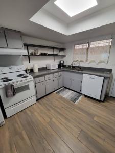 Η κουζίνα ή μικρή κουζίνα στο Msg for 5percent off 2Bed1Bath KingQueenBeds NorthPHX