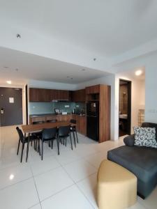 Χώρος καθιστικού στο ComfyStays-sunwayonsen2br2b