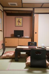 TV a/nebo společenská místnost v ubytování Tenpyo Ryokan