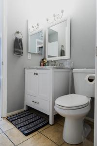 une salle de bain avec toilettes, lavabo et miroir dans l'établissement Msg for 5percent off 2Bed1and a half Bath KingQueenBeds CondoPHX, à Phoenix 15 autres photos