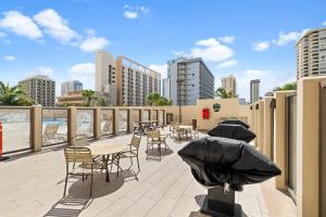 Rõdu või terrass majutusasutuses Royal Kuhio 1702 - Spacious Studio with Stunning Mountain City Views in the Heart of Waikiki!