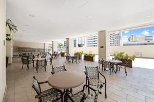 Restoran või mõni muu söögikoht majutusasutuses Royal Kuhio 1702 - Spacious Studio with Stunning Mountain City Views in the Heart of Waikiki!