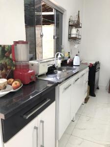a kitchen with a counter with a mixer on it at Casa Donna Flor 2 Quartos Completa Centrinho com Garagem Coberta in Catas Altas +18 photos