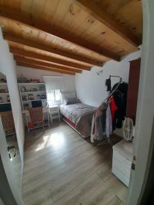 ein Schlafzimmer mit einem Bett, einem Schreibtisch und einem Tisch in der Unterkunft Casa en pinamar in Pinamar