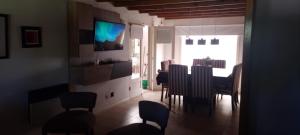 ein Wohnzimmer mit Esstisch und Stühlen in der Unterkunft Casa en pinamar in Pinamar