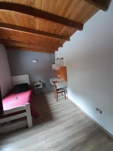 ein Schlafzimmer mit einem Bett und einem Schreibtisch in einem Zimmer in der Unterkunft Casa en pinamar in Pinamar