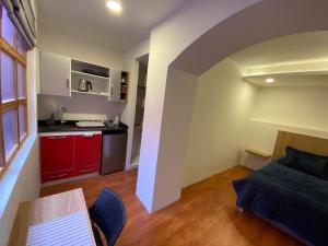 a living room with a bed and a kitchen at Apartaestudio comodo y central S5 - WiFi in Pasto