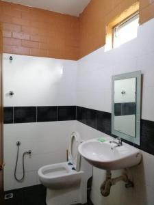 Bilik mandi di Warisan Roomstay