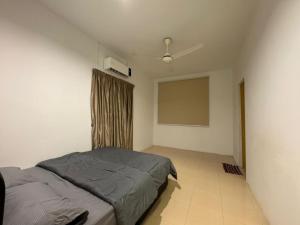 Ένα ή περισσότερα κρεβάτια σε δωμάτιο στο RK Homestay